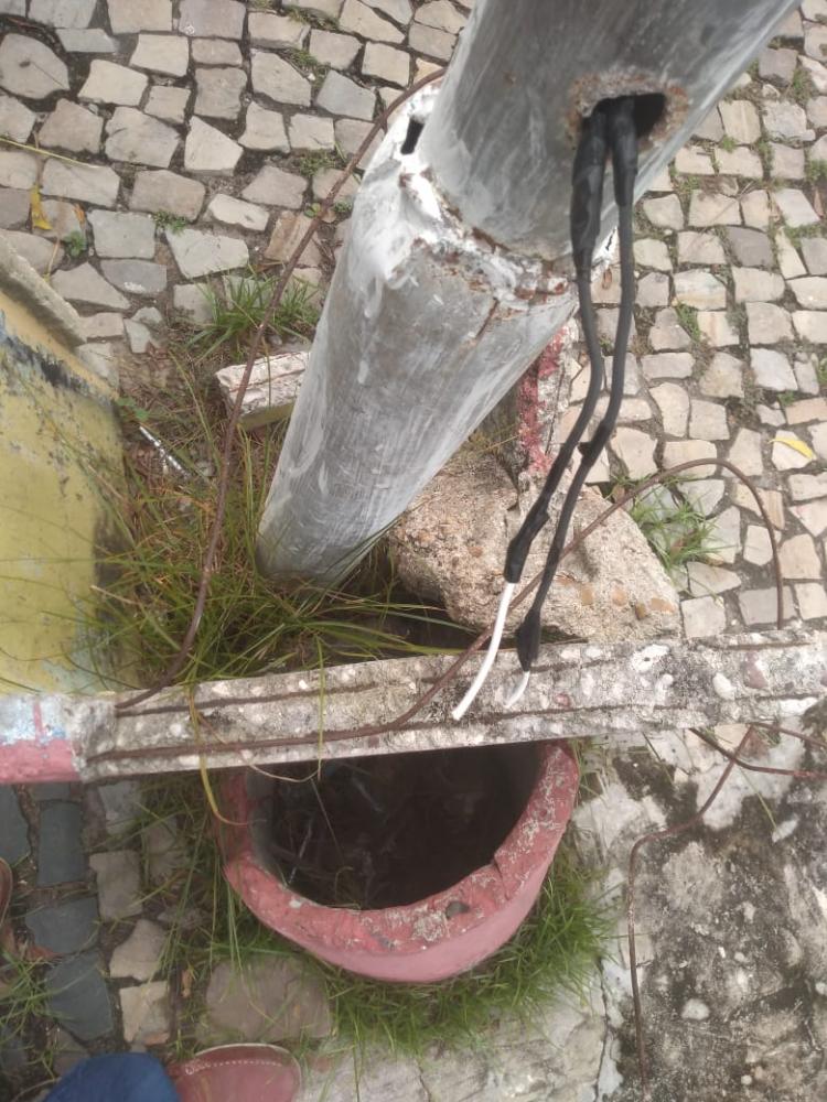 Meliantes furtam fios das praças em Barras PI e deixam postes eletrocutados com risco de morte para a população