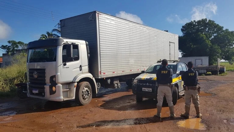 Em Piripiri, PRF apreende carga de cigarros avaliados em aproximadamente R$ 300 mil