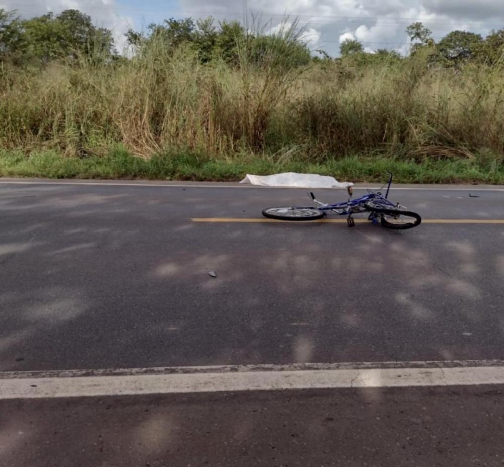 Ciclista de 40 anos morre após ser atropelado por veículo na BR-135 no Sul do Piauí
