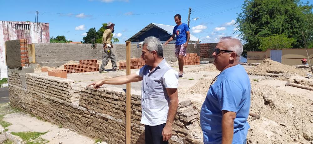 Prefeito Edilson Capote esteve acompanhando a obra da pista de Skate no centro de Barras PI