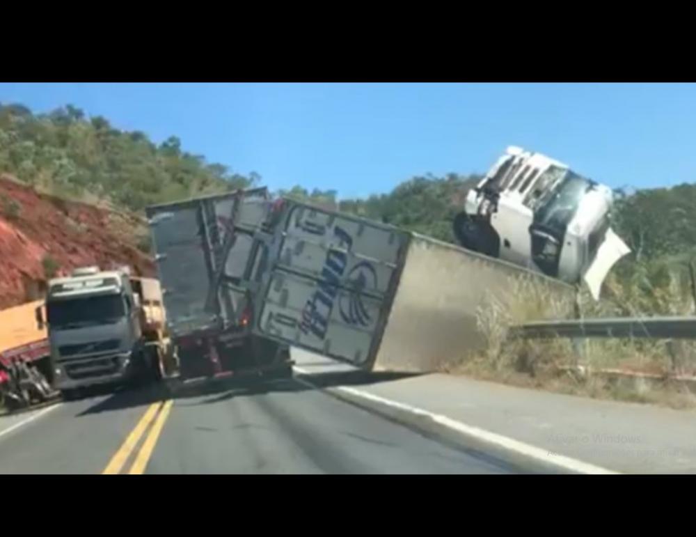Carreta desgovernada colide em outras duas e tomba na BR-135 no Sul do Piauí