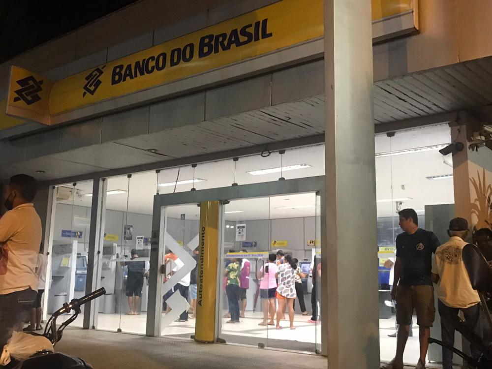 Clientes reclamam que estão há dias sem efetuar saques por falta de dinheiro em agência do BB de Barras/PI