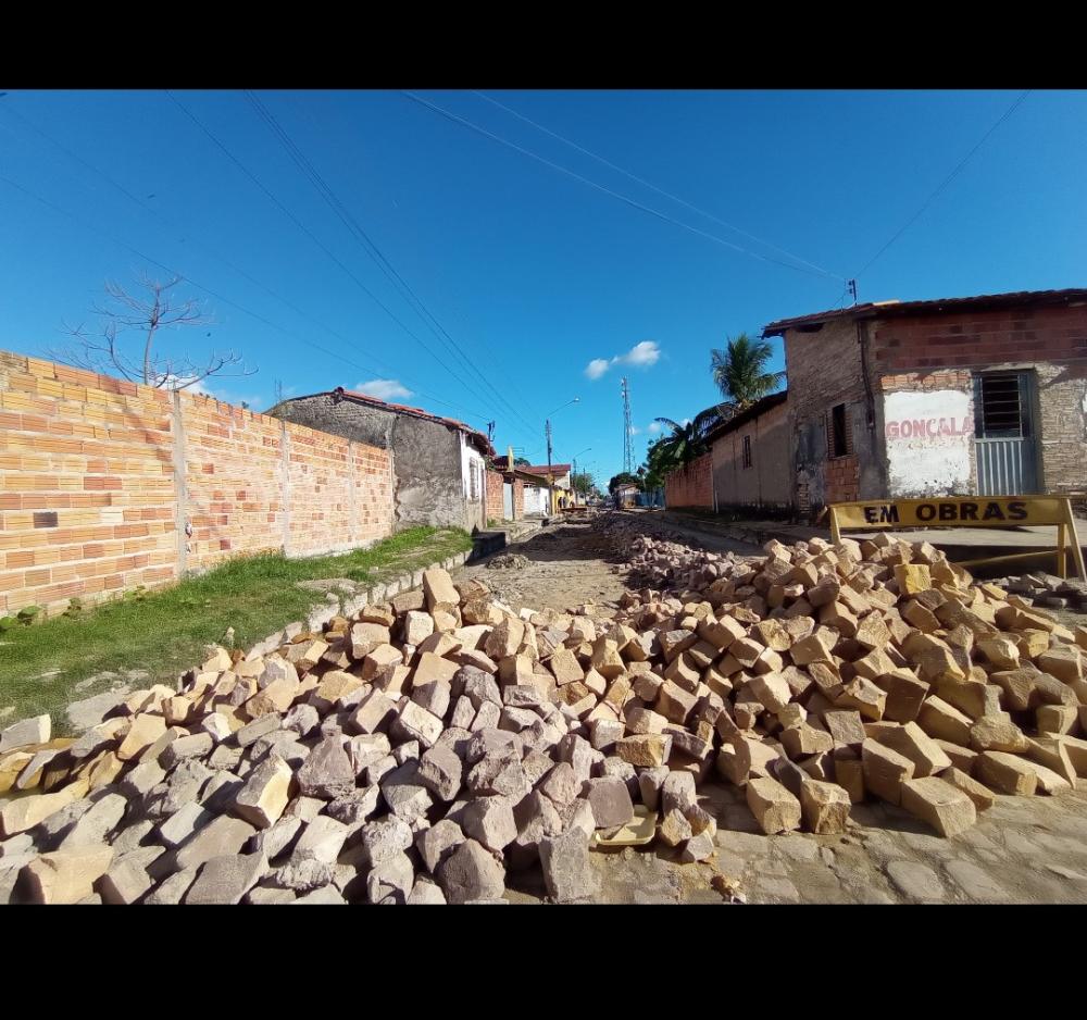 O prefeito Edilson Capote começou a obra de elevação do calçamento da rua Gervásio Pires no centro da cidade de Barras PI