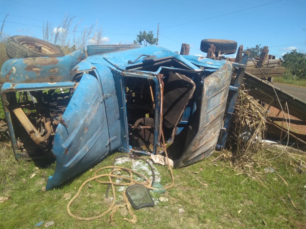 Veículo capota várias vezes e motorista sai gravemente ferido na zona rural de Barras PI 