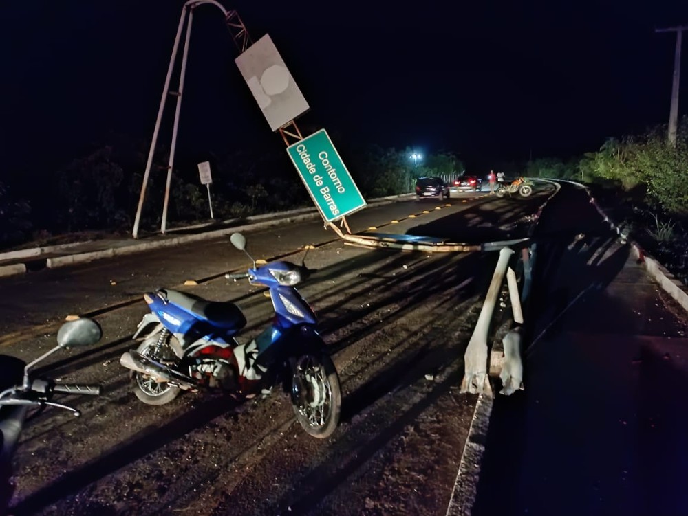 Veículo colide e derruba placa central do rodoanel de Barras PI