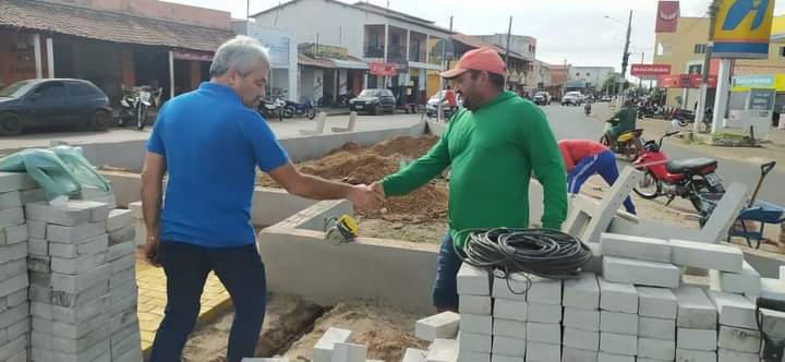 Prefeito Edilson Capote vistoria obras da rotatória do antigo clube de ouro e calçamento no bairro Xique xique em Barras PI 