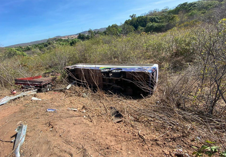 Colisão entre caminhão e ônibus deixa 18 feridos na BR 316
