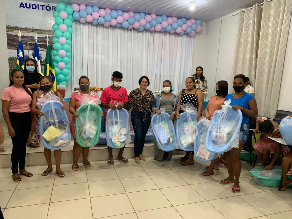 Governo Edilson Capote: Gestantes dos CRAS recebem kits para bebês de primeira através do 
