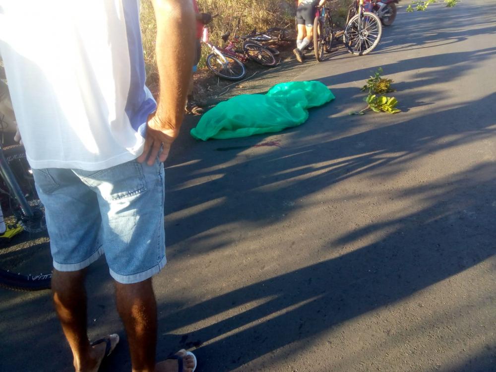 Na PI 110 Barras a Batalha PI um motorista de carreta atropelou e matou um ciclista em Barras PI 
