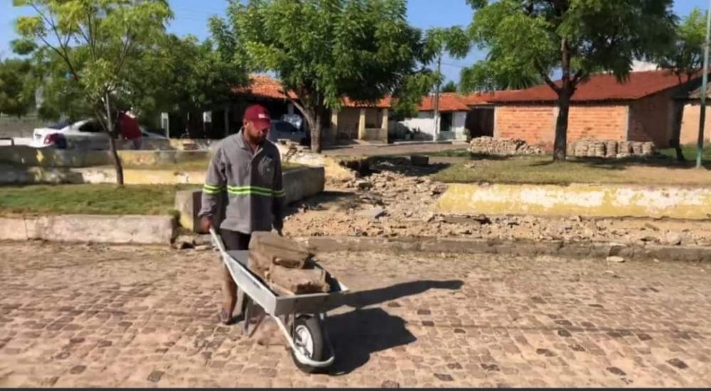 Prefeito Edilson Capote começou a reforma da praça do bairro Xique Xique e anunciou Reforma da Quadra de Esportes 