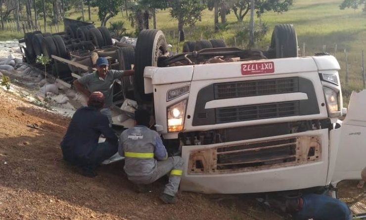 Caminhão capota e motorista fica preso às ferragens na PI-114 em Campo Maior PI