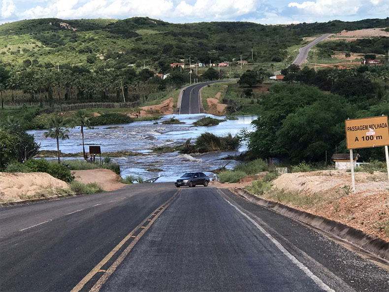 Barragem transborda e água interdita PI-143 no Sudeste do Piauí