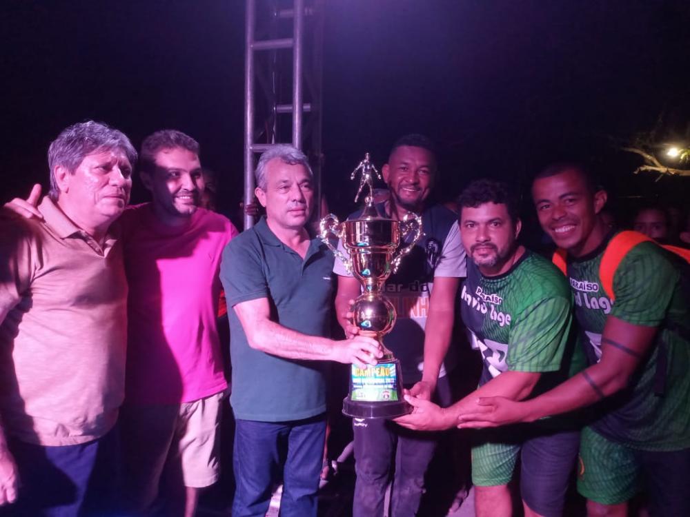 Prefeito Edilson Capote faz entrega ao time campeão 