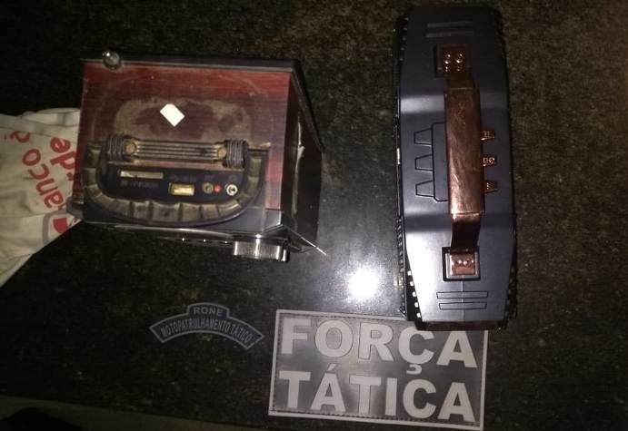 PM prende três suspeitos de arrombamentos e apreende moto e eletrônicos roubados