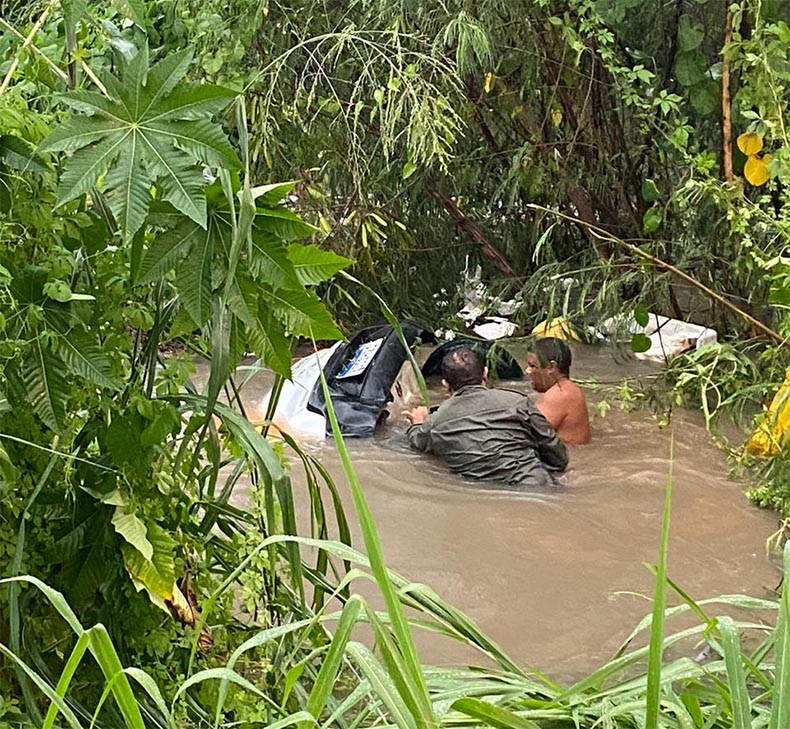 Chuva arrasta carros e deixa áreas ilhadas; não há registro de morte