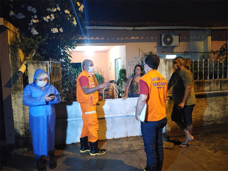 Pelo menos 15 pessoas ficaram ilhadas e foram resgatadas pelos bombeiros durante temporal