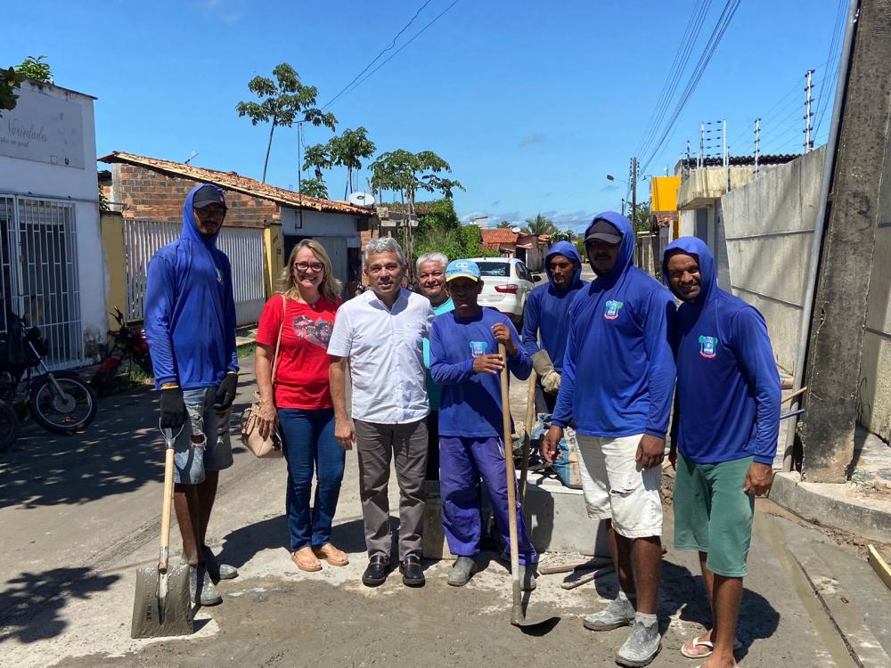 Trabalhador ao lado do prefeito Edilson Capote
