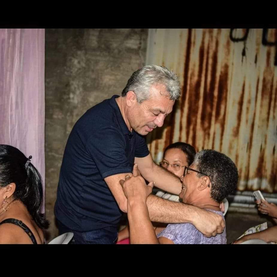 Prefeito Edilson Capote abraçado pelo povo 
