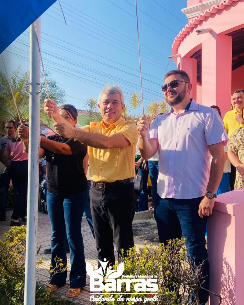 Prefeito Edilson Capote durante hasteamento dos pavilhões nacional, estadual e nacional 