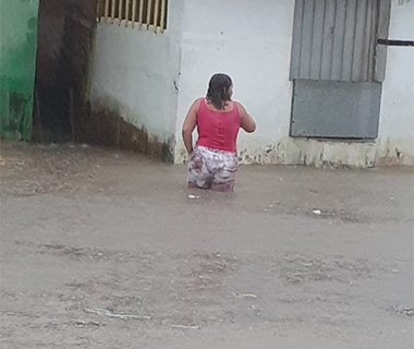 Carro pipa usado para retirar água de casas alagadas