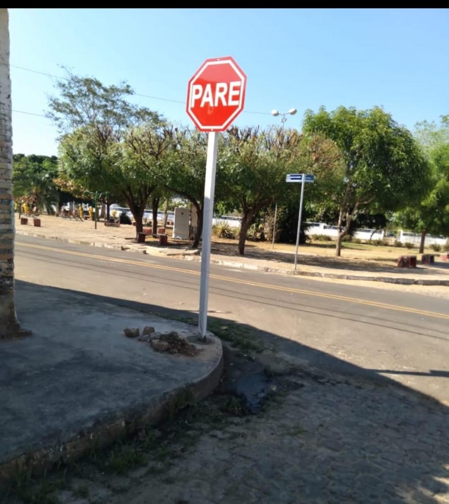 Homens começam a sinalização vertical colocando placas
