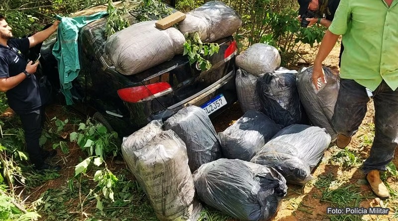 Segundo a PM, 13 sacos foram encontradas no carro - Polícia Militar encontra sacos de maconha dentro de carro após acidente, no Piauí — Foto: Polícia Militar