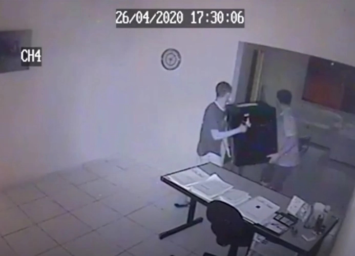 Trio é preso acusado de roubar 7 mil dólares e 3 mil euros de casa de médico